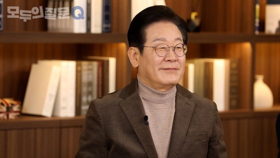 民主研究院集団知性センターの国民参加プロジェクト「みんなの質問Ｑ」で「ＡＩと大韓民国、そして私」をテーマに行われた最初の対談に参加した李在明（イ・ジェミョン）共に民主党代表　［民主研究院提供］