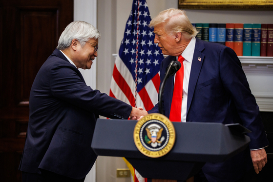   １０００億ドルの投資計画発表後に握手するＴＳＭＣ会長とトランプ大統領［写真　ＵＰＩ＝聯合ニュース］
