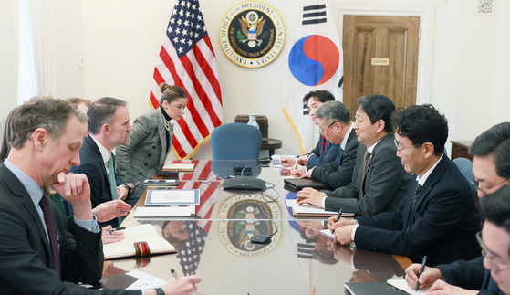 産業通商資源部の安徳根長官が２８日にワシントンＤＣで米通商代表部（ＵＳＴＲ）のグリア代表と代表と面談している。［写真　韓国産業通商資源部］