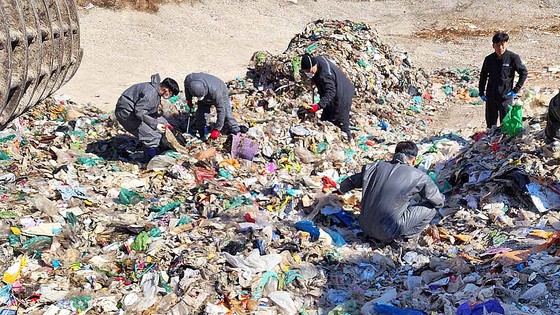 ゴミの山から現金を探す世宗市の清掃員。［写真　世宗市］