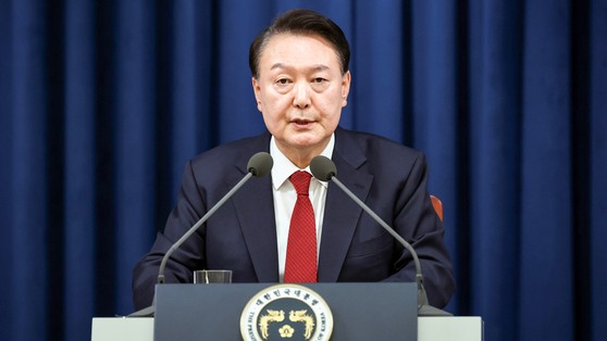 韓国の尹錫悦（ユン・ソクヨル）大統領が昨年１２月３日夜、ソウル竜山（ヨンサン）大統領室庁舎で非常戒厳を宣言している。［写真　大統領室］
