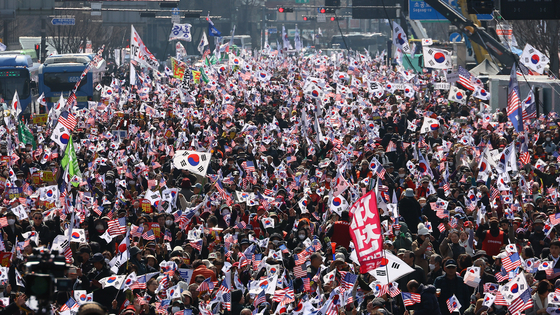 ８日、ソウル世宗大路（セジョンデロ）で開かれた尹錫悦（ユン・ソクヨル）大統領弾劾反対集会参加者が太極旗と星条旗を降っている。キム・ヒョンドン記者