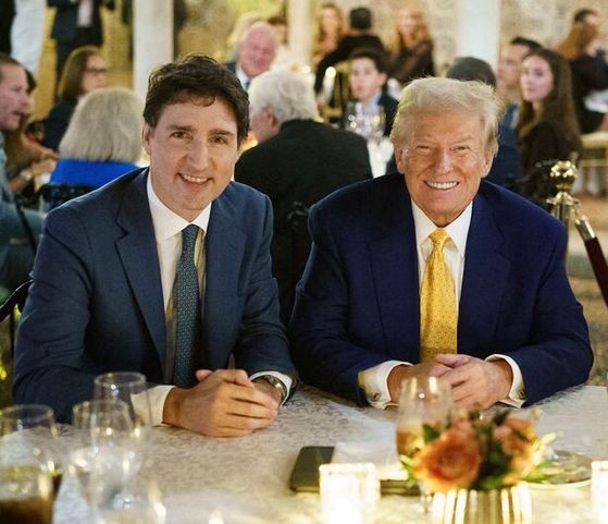 昨年１２月２９日（現地時間）、フロリダ州マールアラーゴで夕食会をしたトランプ米大統領（右）とトルドー・カナダ首相　［トルドー首相のＸ　キャプチャー］