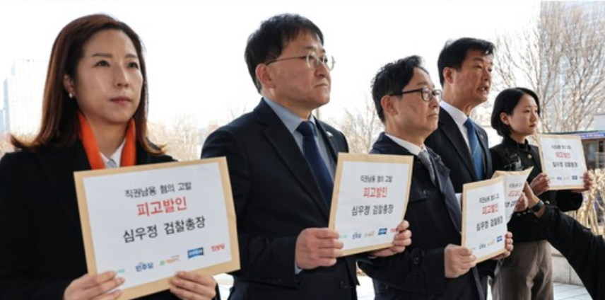上の写真は国民の力議員らが２月１５日、呉東運（オ・ドンウン）高位公職者犯罪捜査処長と禹鍾寿（ウ・ジョンス）国捜本部長を告発するためにソウル中央地検に入る場面。下の写真は１０日、野党５党の関係者が沈宇正（シム・ウジョン）検察総長を高位公職者犯罪捜査処に告発するために入る場面。　中央フォト