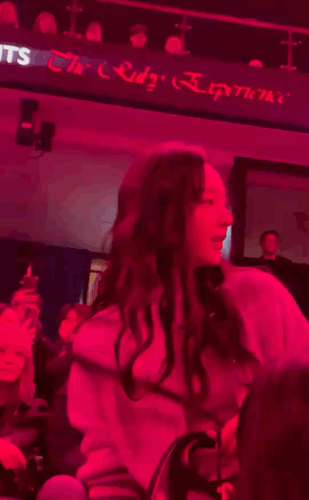 ジェニーのコンサートで自身を撮影するファンに挨拶する女優キム・ジウォン。［動画　Ｘ］