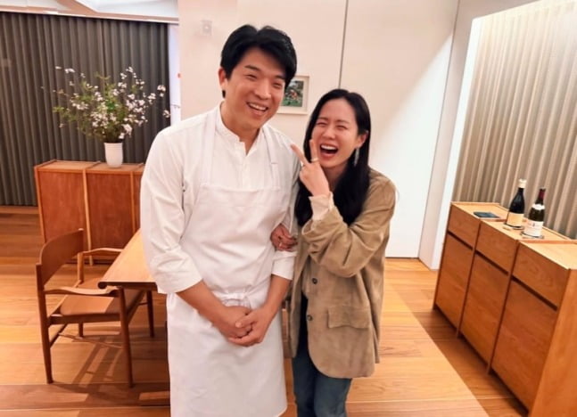 シェフのアン・ソンジェ氏のレストランを訪問した女優ソン・イェジン。アン・シェフとのツーショットが目につく。［ＳＮＳ　キャプチャー］