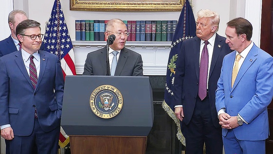 現代自動車の鄭義宣グループ会長（右から３人目）が２４日にホワイトハウスでトランプ米大統領（右から２人目）らが参加する中で２１０億ドル規模の対米投資計画を発表している。［ユーチューブ　キャプチャー］