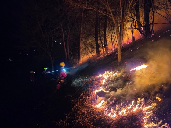２６日午後、慶尚南道山清郡（キョンサンナムド・サンチョングン）の山火事の現場で山林庁山林航空本部の空中鎮火隊所属隊員が防火線を構築するために山火事と死闘を繰り広げている様子。空中鎮火隊は２１日から一日１８時間の鎮火作業に投入されている。［写真　山林庁山林航空本部空中鎮火隊］