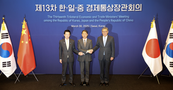 韓国産業通商資源部の安徳根長官（中央）と日本の武藤容治武経済産業相（左）、中国の王文涛商務相が３０日にソウルの大韓商工会議所で開かれた第１３回韓日中経済通商担当相会議に参加して記念写真を撮っている。チョン・ミンギュ記者