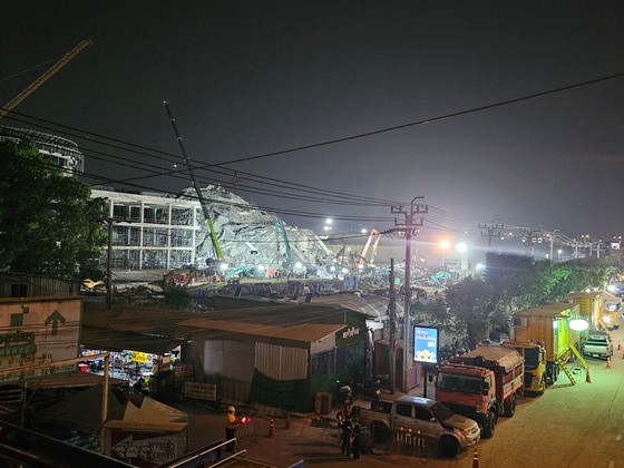 ３０日午前０時（現地時間）、タイ・バンコクで建設中だった監査院新庁舎（３０階規模）崩壊現場で救助作業が行われている。ウィ・ムンヒ記者