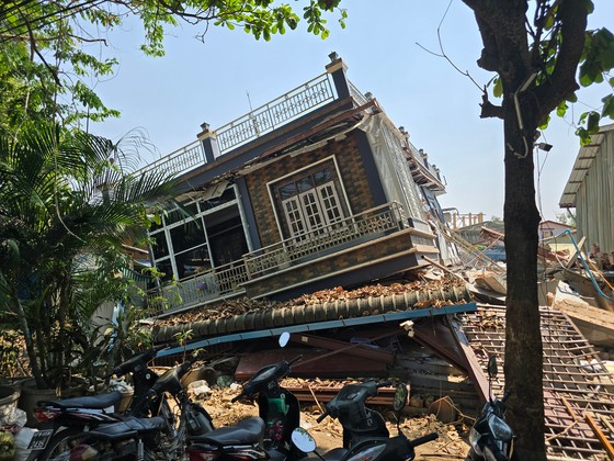 ３０日（現地時間）、大地震で崩壊したミャンマー・ピンナマ地域の建物。イ・ドソン特派員