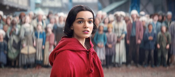 映画『白雪姫』のワンシーン　［写真　ディズニー］