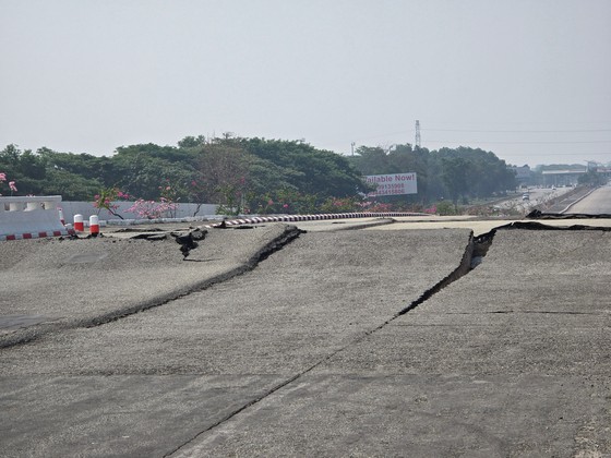 ３０日（現地時間）、ミャンマー最大の都市ヤンゴンで首都のネピドーにつながる道路が激しく毀損している。イ・ドソン特派員