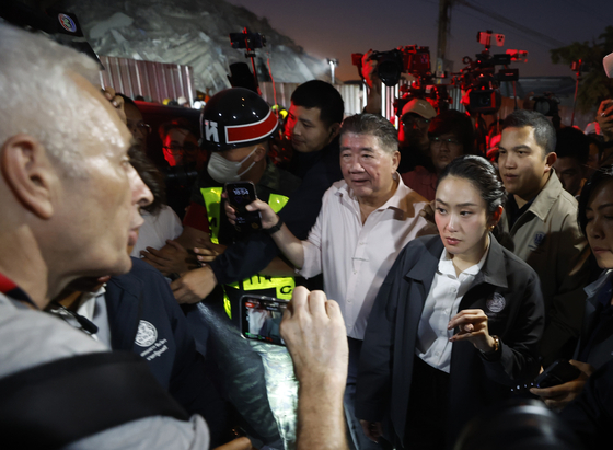 地震で倒壊した建物の現場を訪れたタイ首相。［写真　ＥＰＡ］