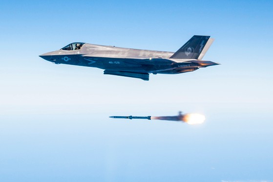 ＡＩＭ－１２０アムラームを発射するＦ－３５Ａ戦闘機　［写真　米空軍］