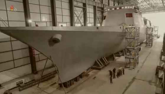   北朝鮮が公開した新型護衛艦建造現場　［朝鮮中央テレビ　キャプチャー］