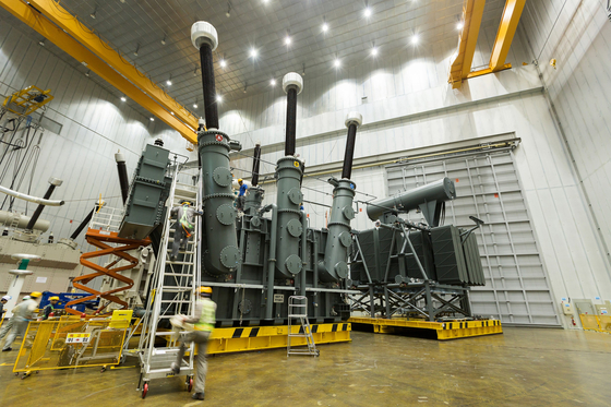 暁星重工業が製作する超高圧変圧器を職員たちが点検している。　［写真　暁星グループ］