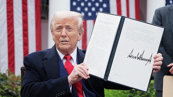 ２日（現地時間）、ドナルド・トランプ米大統領がワシントンのホワイトハウスで相互関税を発表している。［写真　ロイター＝聯合ニュース］