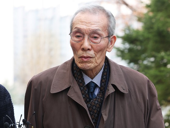 女性を強制わいせつした疑いで起訴された俳優オ・ヨンスさんが昨年３月１５日、京畿道城南市（キョンギド・ソンナムシ）水原（スウォン）地方裁判所城南支院で開かれた１審宣告公判に出席している。［写真　聯合ニュース］