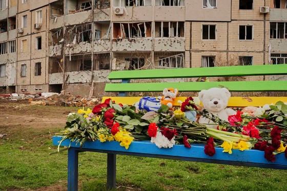 ウクライナのクリビーリフのマンションに近い公園で５日、ロシアのミサイル攻撃で死亡した犠牲者を追悼するためベンチに花とおもちゃが置かれている。［写真　ＡＰ＝聯合ニュース］