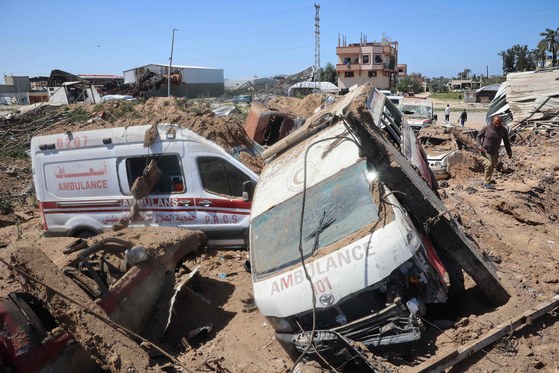 先月２４日、ガザ地区中部の難民キャンプでイスラエルの空爆により破壊された救急車整備所をパレスチナの人たちが点検している。［写真　ＡＦＰ＝聯合ニュース］