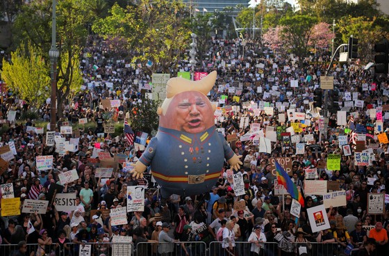ドナルド・トランプ米大統領の一方主義的な国政運営に反対するデモが５日（現地時間）、米国全域で開かれた。写真はカリフォルニア州ロサンゼルスでトランプ大統領を風刺する巨大な風船が登場したデモ現場の様子。［写真　ロイター＝聯合ニュース］