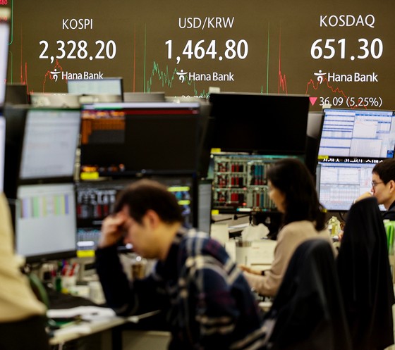 米国発の相互関税の衝撃で７日の韓国総合株価指数（ＫＯＳＰＩ）は前営業日より５．５７％下落の２３２８．２０で取引を終えた。ソウルのＫＥＢハナ銀行ディーリングルーム電光掲示板にこの日の終値が表示されている。チョン・ミンギュ記者