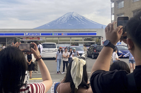 富士山記念写真の名所として有名なコンビニの前。［写真　ＡＰ＝聯合ニュース］