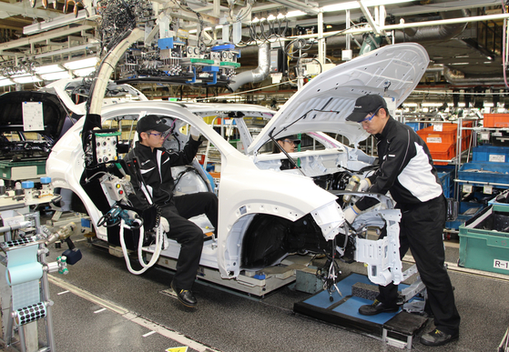  福岡県のレクサス宮田工場で自動車を生産する様子。トヨタは２０１５年に北米工場で生産していたレクサスＳＵＶの一部を日本国内に回した。［写真　レクサス］