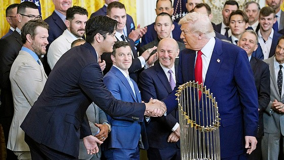   トランプ大統領と握手する大谷翔平　［写真　ＵＰＩ＝聯合ニュース］