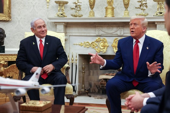 ７日（現地時間）、トランプ米大統領（右）がホワイトハウス執務室でイスラエルのネタニヤフ首相と会談している。　［ロイター＝聯合ニュース］