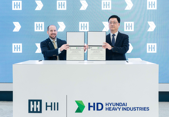 ＨＤ現代とハンティントン・インガルスが７日（現地時間）、技術協力のための了解覚書を締結した。ＨＤ現代重工業の朱元浩（チュ・ウォンホ）特殊船事業代表（右）とインガルス造船所のブライアン・ブランシェット社長。　［写真　ＨＤ現代］