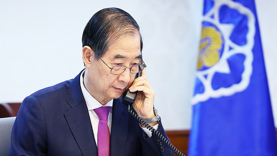 ８日、政府ソウル庁舎でトランプ米大統領と電話をする韓悳洙（ハン・ドクス）大統領権限代行首相　［ニュース１］