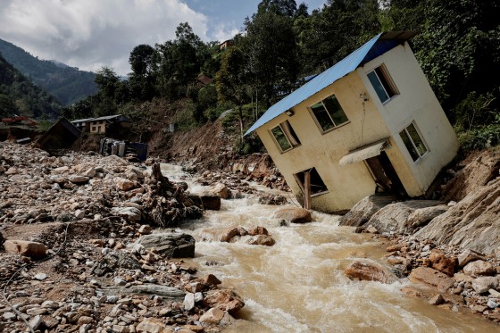 インドとネパールでは雷を伴った豪雨で死傷者が続出した。写真は昨年１０月に洪水で被害が生じたネパールの家屋　［ロイター＝聯合ニュース］