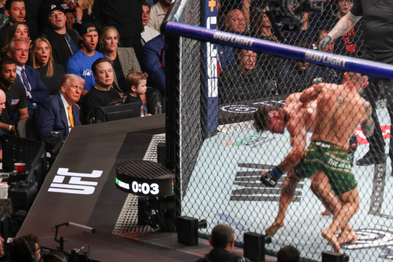 ＵＦＣの試合を見守るトランプ大統領。［写真　ＡＦＰ＝聯合ニュース］