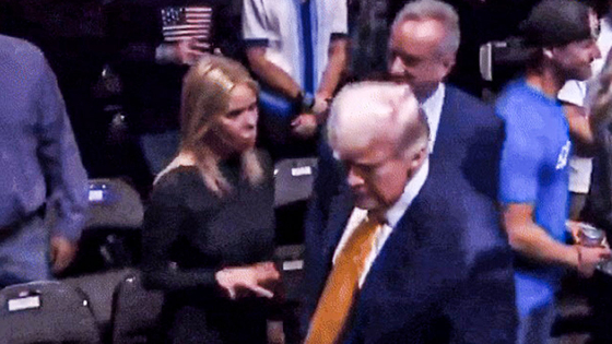 米厚生長官夫人の握手要請を無視するトランプ大統領。［Ｘ　キャプチャー］