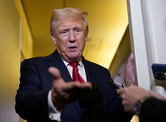 トランプ米大統領が１３日、記者らの質問に答えている。［写真　ロイター＝聯合ニュース］