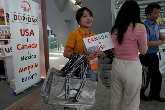 １６日、広州貿易博覧会に参加した中国企業のスタッフが商品を販促中だ。［写真　ＡＰ＝聯合ニュース］