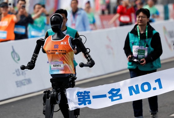 ゴールを通過したロボット「天工」。［写真　ロイター＝聯合ニュース］