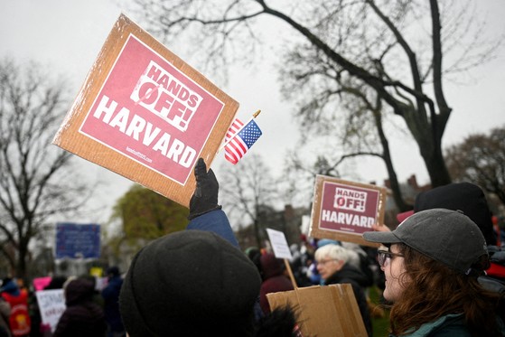 １２日（現地時間）、米マサチューセッツ州ケンブリッジでハーバード大学に対する連邦政府の干渉を批判する集会が開かれている。［写真　ロイター＝聯合ニュース］