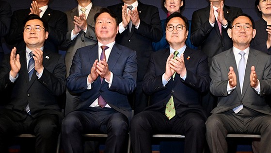 ２２日の国会未来産業フォーラム発足式で参加者が並んだ。左から朴賛大「共に民主党」代表代行、崔泰源大韓商工会議所会長、禹元植国会議長、朱豪英国会副議長。キム・ソンリョン記者