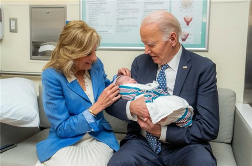 ひ孫を見つめているジョー・バイデン前米大統領。［ジル・バイデン夫人のインスタグラム　キャプチャー］