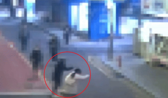 ２０代女性に対して無差別に暴行を加える１０代少年。［ＳＢＳキャプチャー］