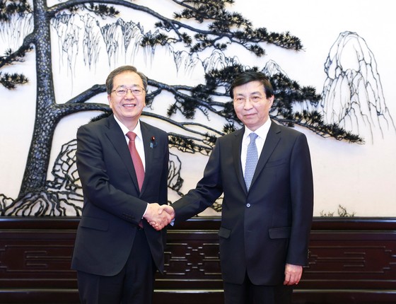 公明党の斉藤鉄夫代表（左）が２３日、中国を訪問し、王滬寧政治局常務委員兼全国政治協商会議主席と握手している。　［新華＝聯合ニュース］