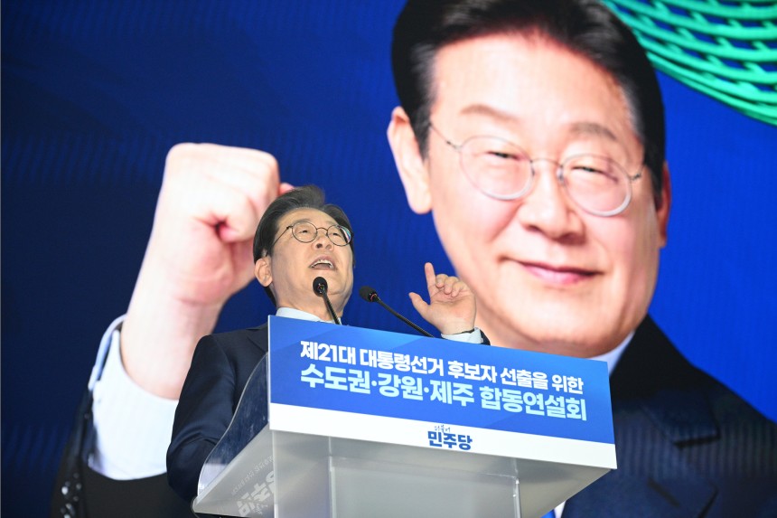韓国大統領選挙を控え、最大野党「共に民主党」から立候補した李在明（イ・ジェミョン）氏が２７日午後、京畿道高陽市（キョンギド・コヤンシ）韓国国際展示場（ＫＩＮＴＥＸ）で開かれた同党の第２１代大統領選挙候補者選出のための首都圏・江原（カンウォン）・済州（チェジュ）合同演説会に出席して政見発表を行っている。イム・ヒョンドン記者