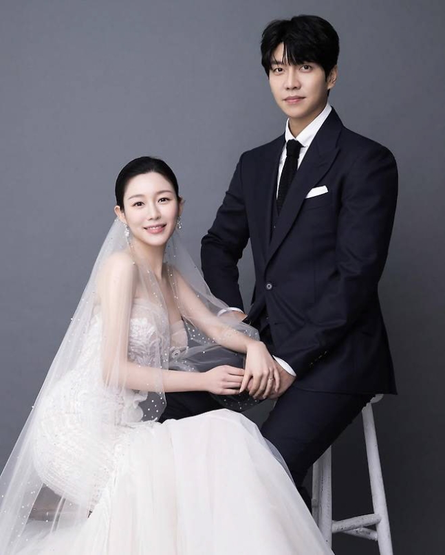 俳優兼歌手イ・スンギと妻の女優イ・ダインの結婚写真。  ​