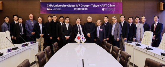  ＣＨＡ病院・バイオグループグローバル総合研究所の車光烈所長（右から９人目）、ＣＨＡ医科学大学の車源太総長（右から７人目）、岡親弘ＨＡＲＴクリニック院長（左から１０人目）、岡和彦ＨＡＲＴクリニック副院長（左から９人目）ら、オーストラリア、シンガポール、日本など世界のＣＨＡ病院グループ代表が記念撮影をしている。［写真　ＣＨＡ病院］
