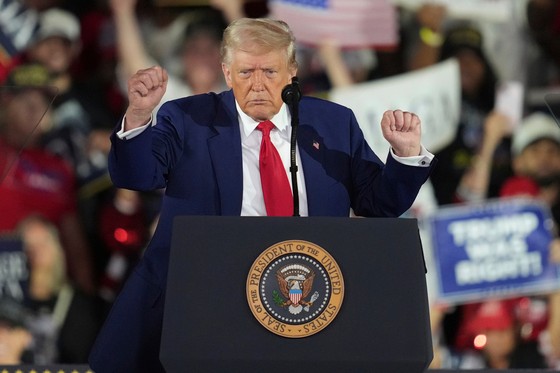 米国のドナルド・トランプ大統領が２９日（現地時間）、ミシガン州デトロイトで開かれた就任１００日記念行事で演説している。［写真　ＡＰ＝聯合ニュース］