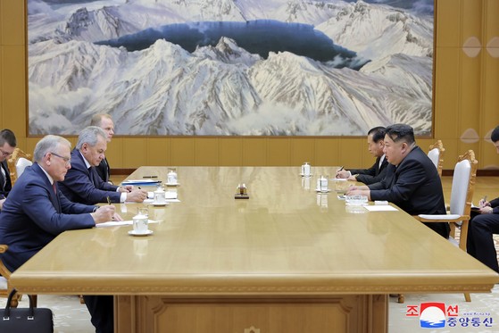 北朝鮮の金正恩国務委員長が２１日、北朝鮮を訪問したロシアのショイグ安全保障会議書記と「信頼のある温かい雰囲気の中で対話をした」と、朝鮮中央通信が２２日報じた。　［聯合ニュース］