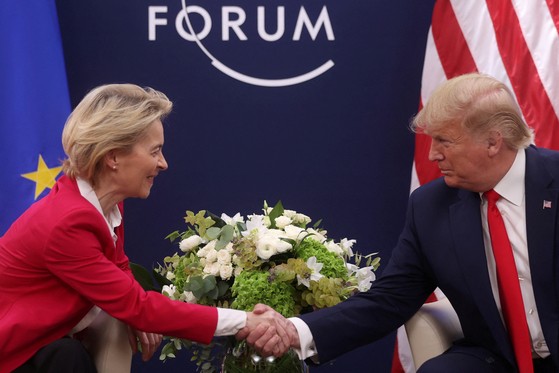 ２０２０年１月、ドナルド・トランプ当時米大統領がスイス・ダボスで開かれた第５０回世界経済フォーラム（ＷＥＦ）年次総会で欧州連合（ＥＵ）のウルズラ・フォンデアライエン委員長と二者会談に臨んでいる。［写真　ロイター＝聯合ニュース］